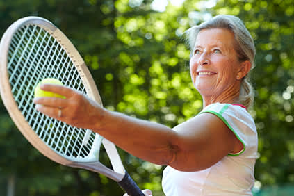 打网球的老妇人。