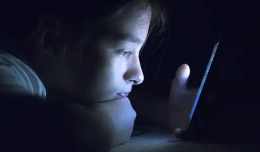 青少年使用智能手机。