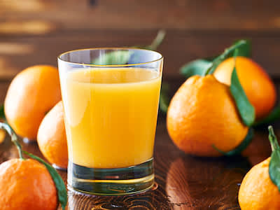 一杯新鲜橙汁和橙子。