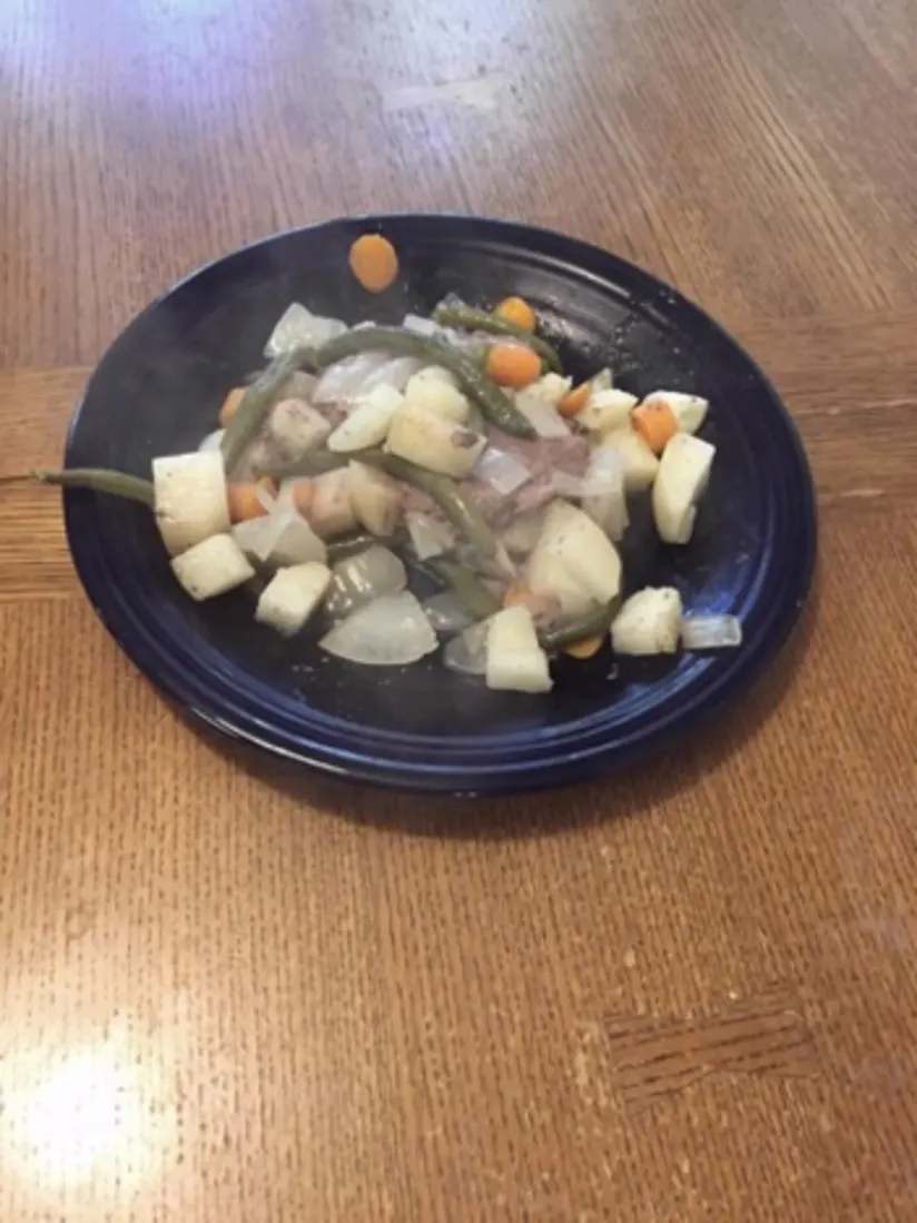 凯茜和她的家人的铝箔餐,这缓解了她的Ra的负担。