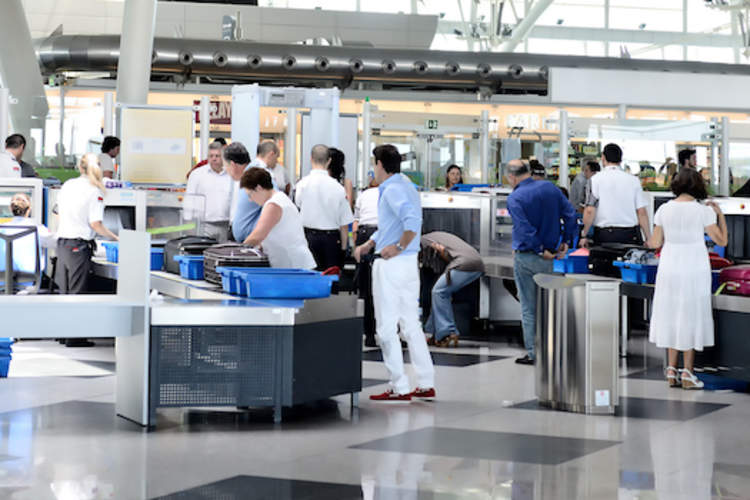 人们通过机场的安全移动。