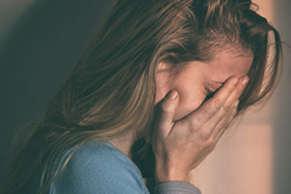 抑郁的女性形象