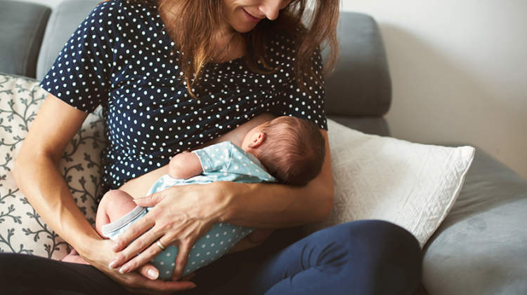 女人母乳喂养新生婴儿。