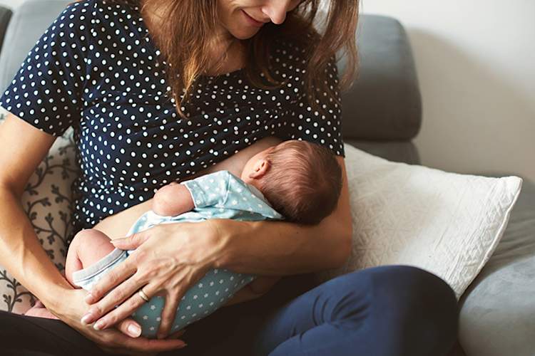 给新生婴儿哺乳的妇女。