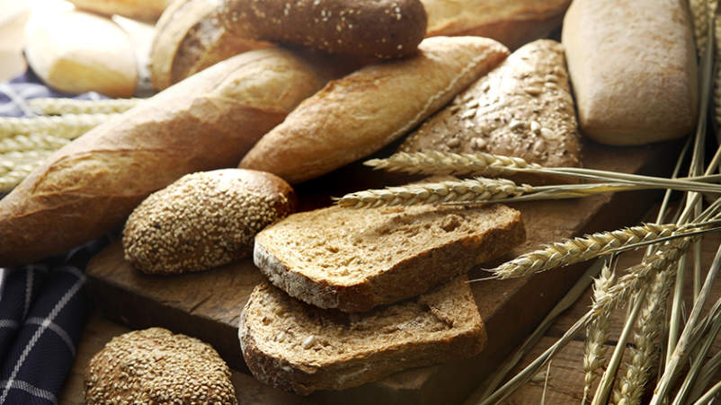 精选各种面包和小麦。