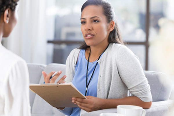 关心的医生和病人谈话。