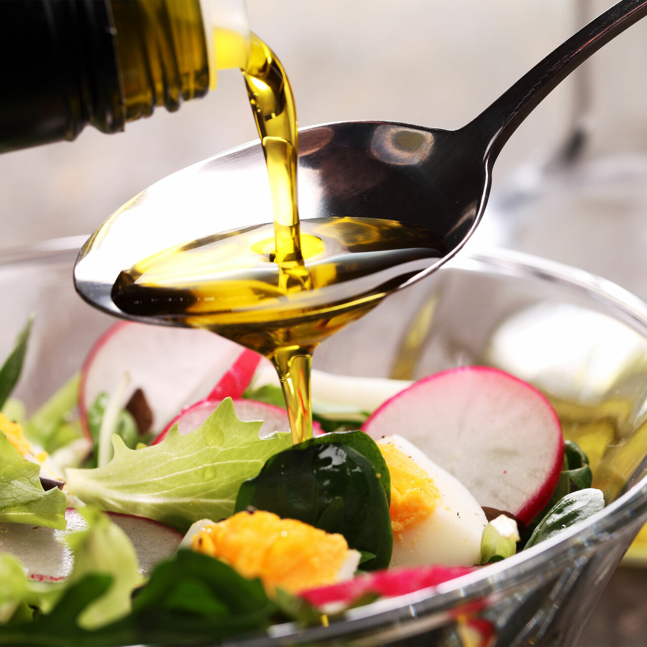 闭合橄榄油倒沙拉