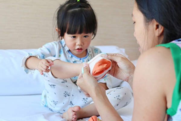 母亲把年轻女儿的袜子。