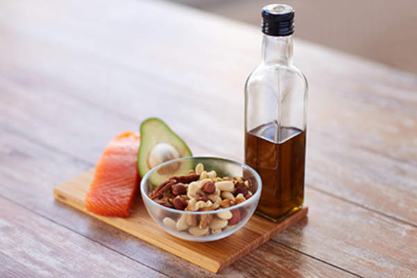 坚果、鲑鱼、油和鳄梨。