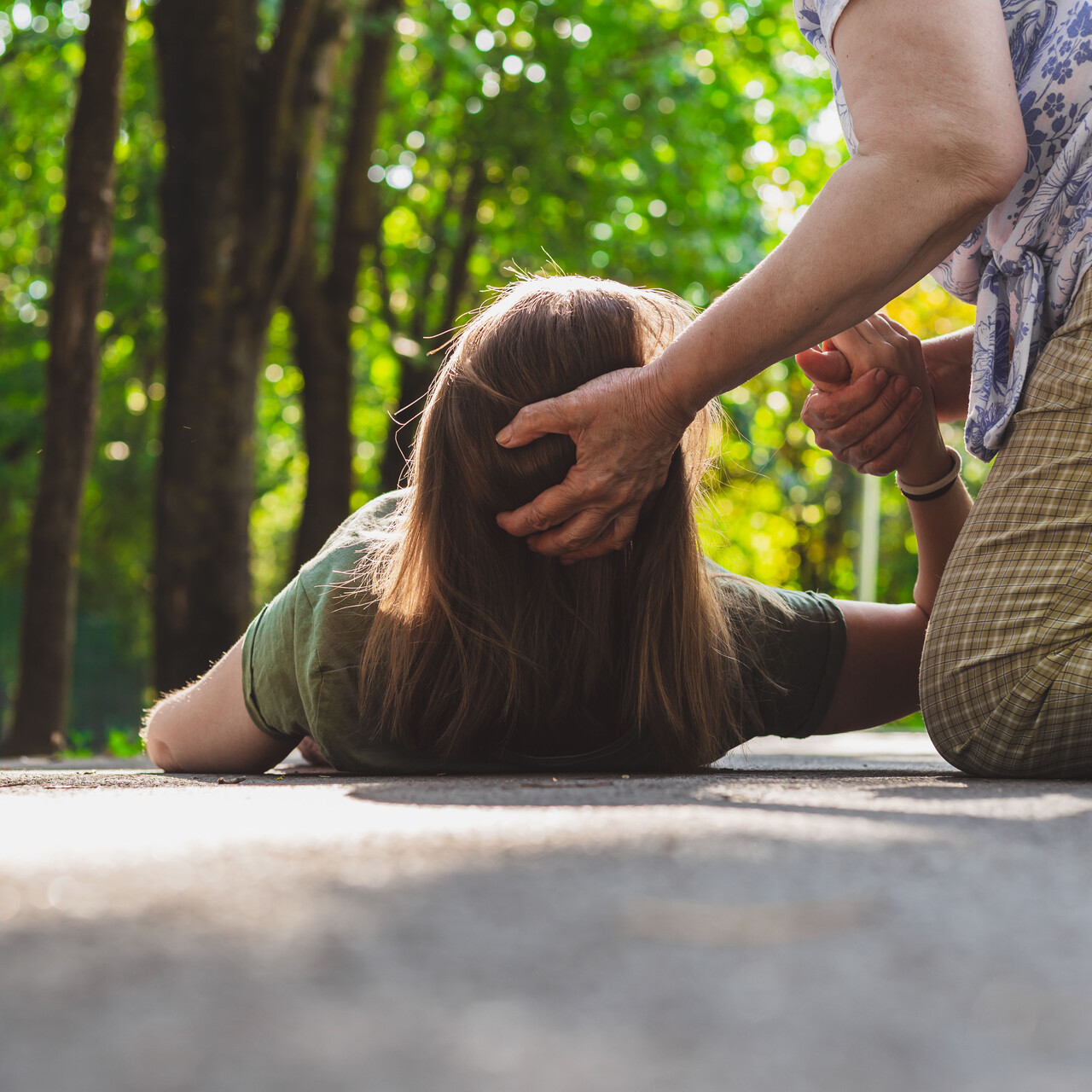 女人晕倒后跟踪