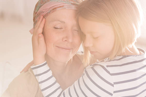 妈妈抱着小女孩。