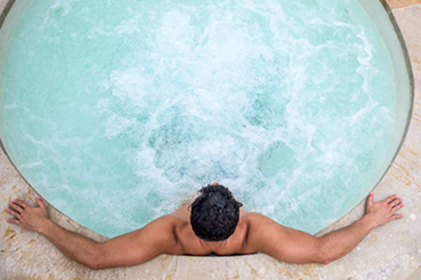 男人在按摩浴缸,水疗。