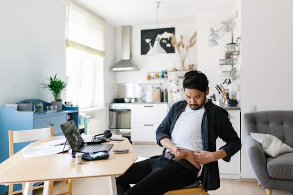男子注射药物到胃