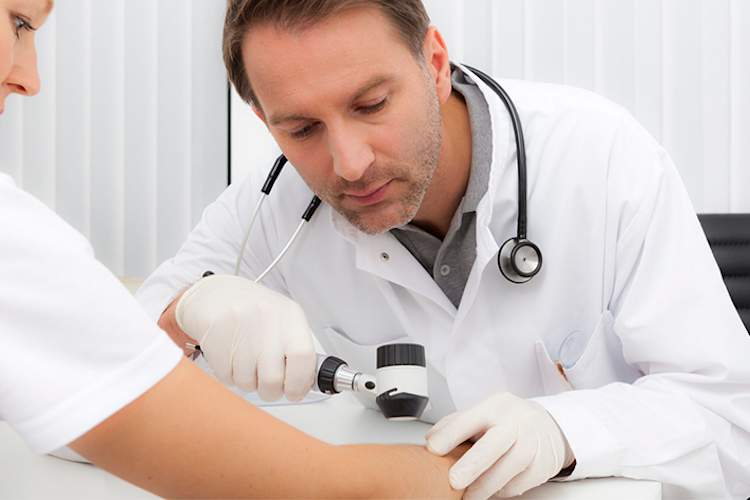 医生进行皮肤检查。