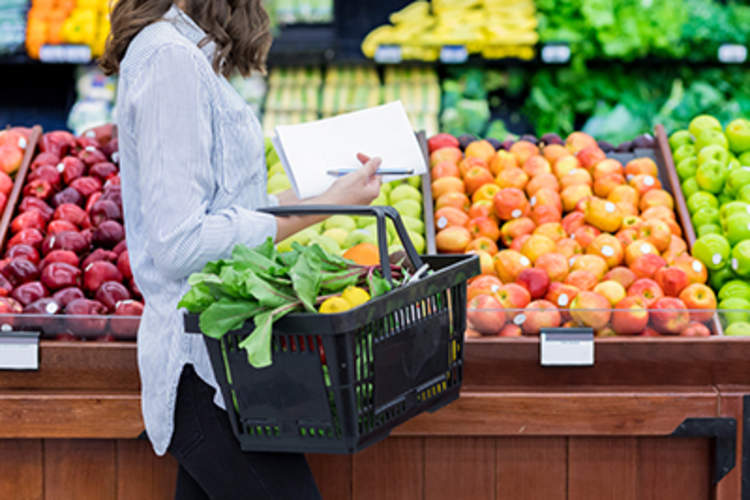 买农产品的妇女杂货店。