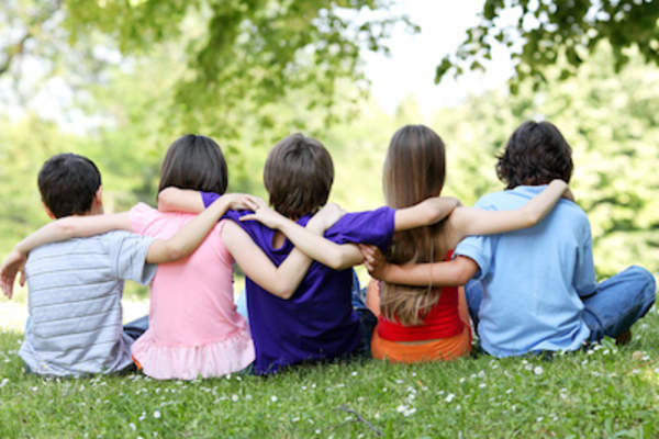 朋友们,从后面五个孩子,身边每个人的肩膀手臂。