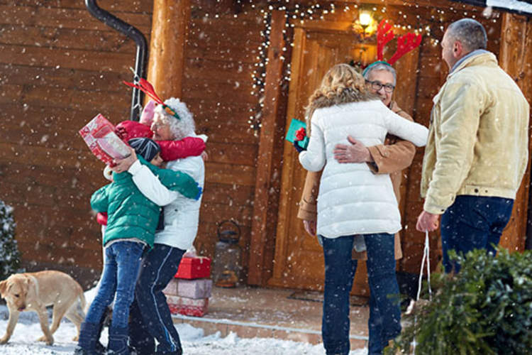 家人在节日里互相问候。