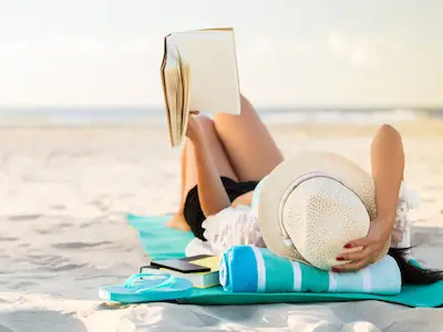 在海滩上读书。