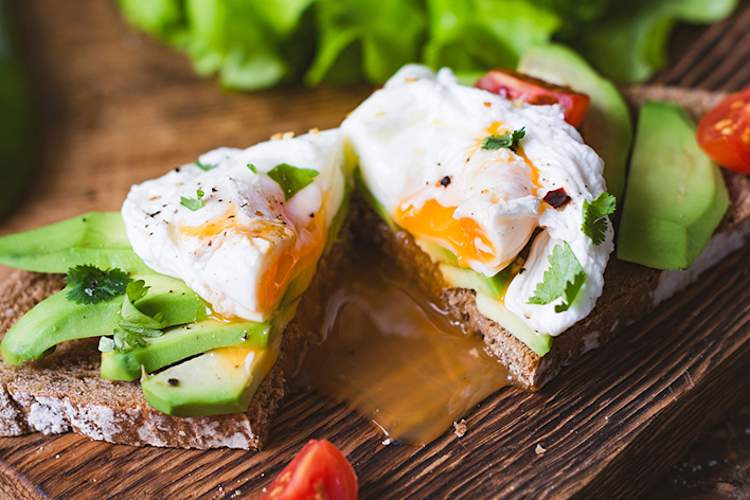 鸡蛋和鳄梨是富含生物素的食物。