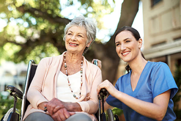 坐轮椅和护士的老太太。