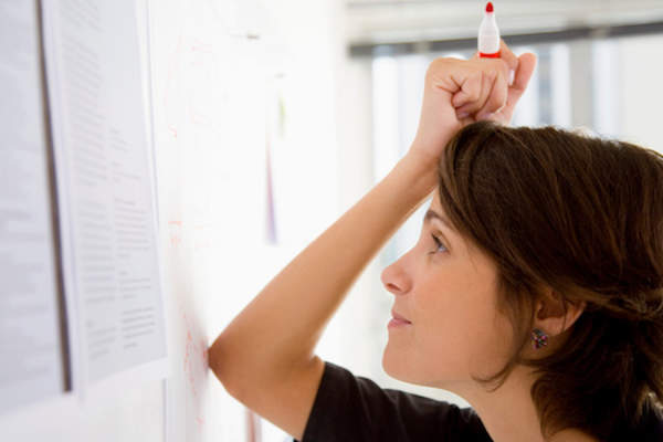 实业家标记靠在胳膊靠墙。