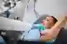 一个女人接收超声波乳腺癌淋巴结检查