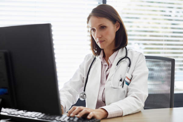 医生回复邮件。