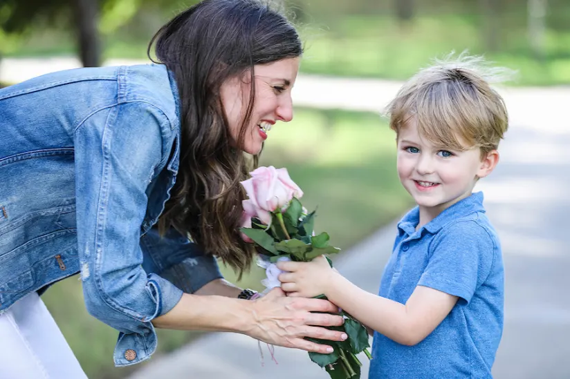 Sabrina Skiles和儿子用粉红玫瑰 -  Christy Murphy照片