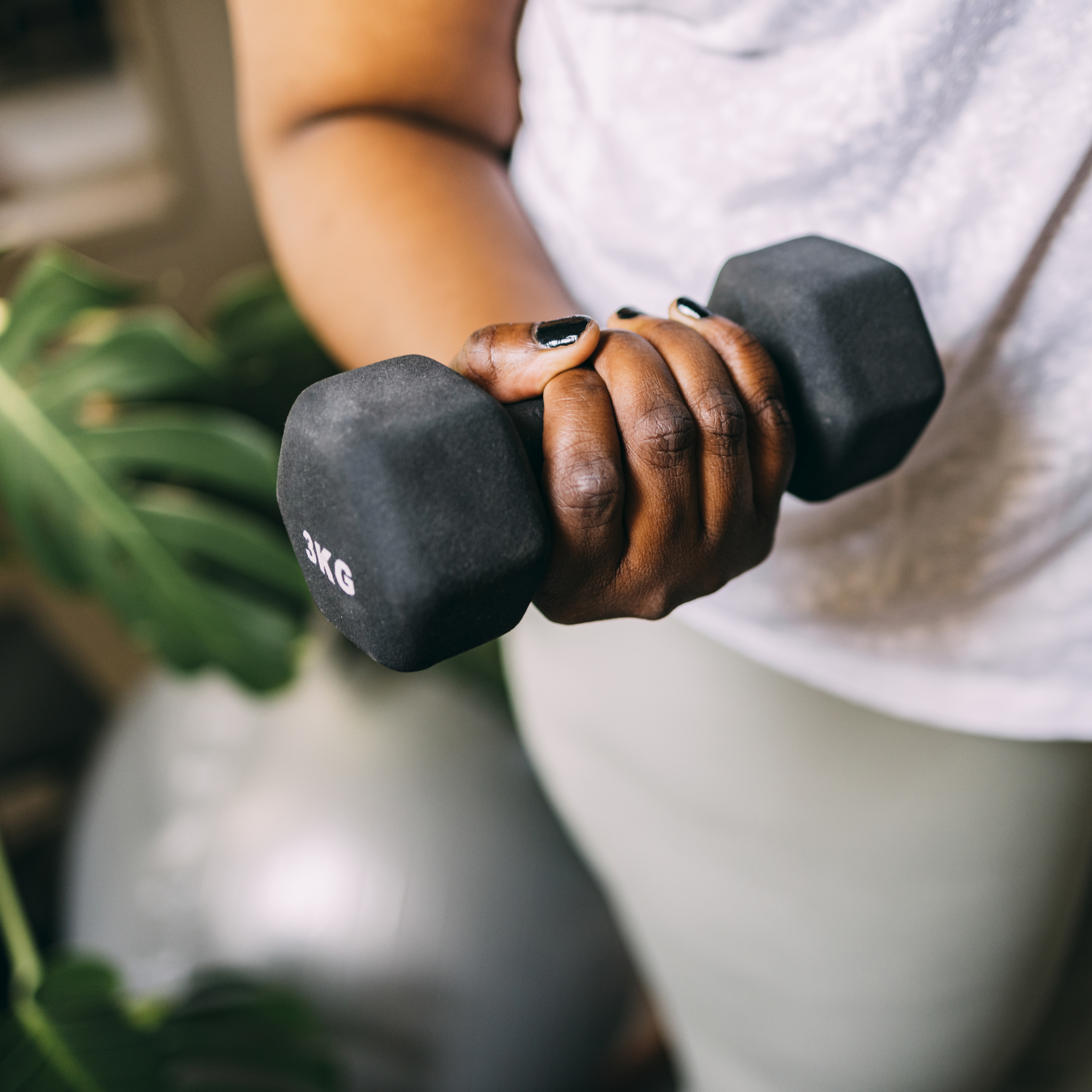 一个女人的手的特写，因为她握着一个3公斤重的手