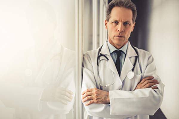 严重的男医生。