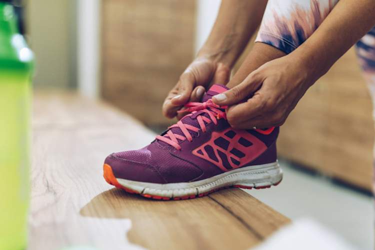女人绑跑鞋
