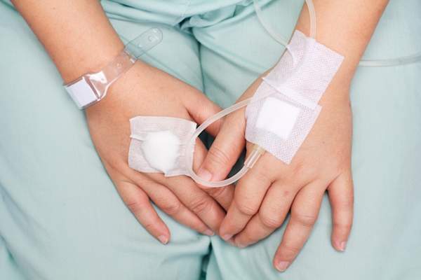 妇女接受化疗的手的特写镜头