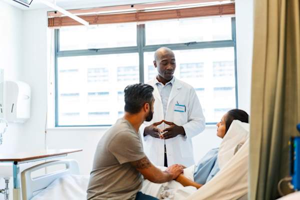 手术后医生和病人及其丈夫谈话