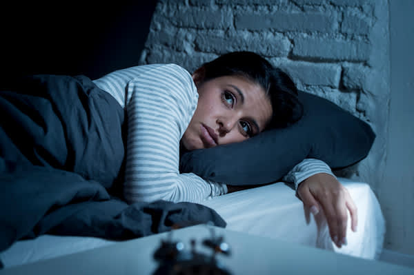 有失眠症的女人晚上难以入睡。