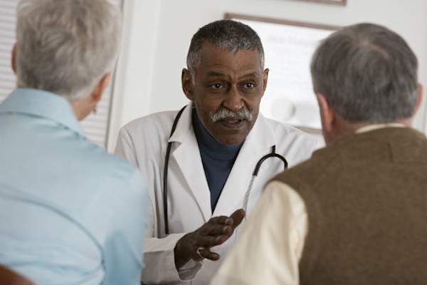 男医生交谈到高级情侣。