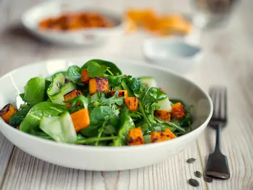 健康蔬菜沙拉配烤胡桃南瓜