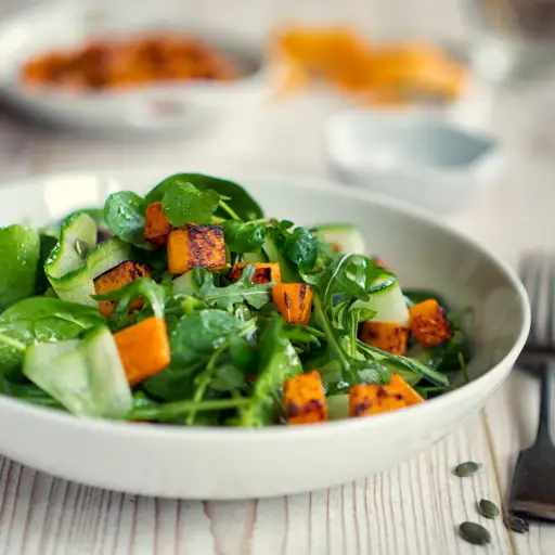 健康蔬菜沙拉用烤胡桃南瓜