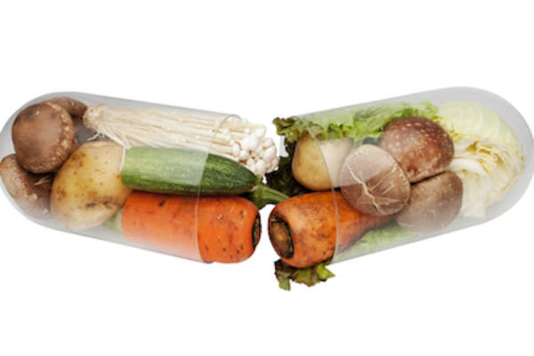 滑稽的超大号药用胶囊塞满了蔬菜。