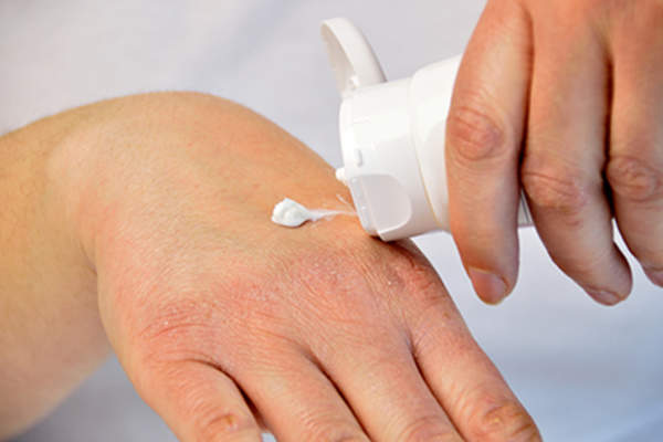 把手头的干性皮肤保湿。