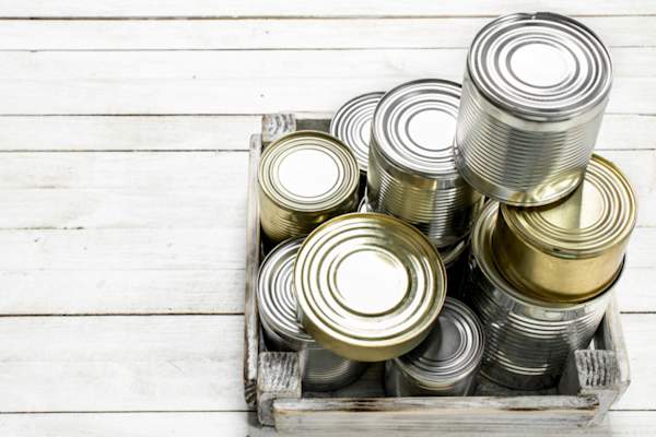 食品锡罐在一个盒子“>
</picture>
</header>
<figcaption class=