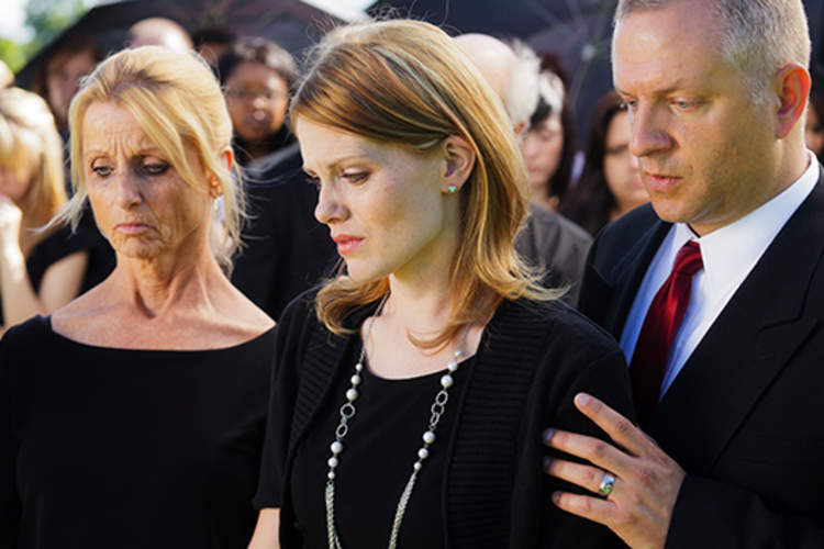 家人在葬礼上哀悼