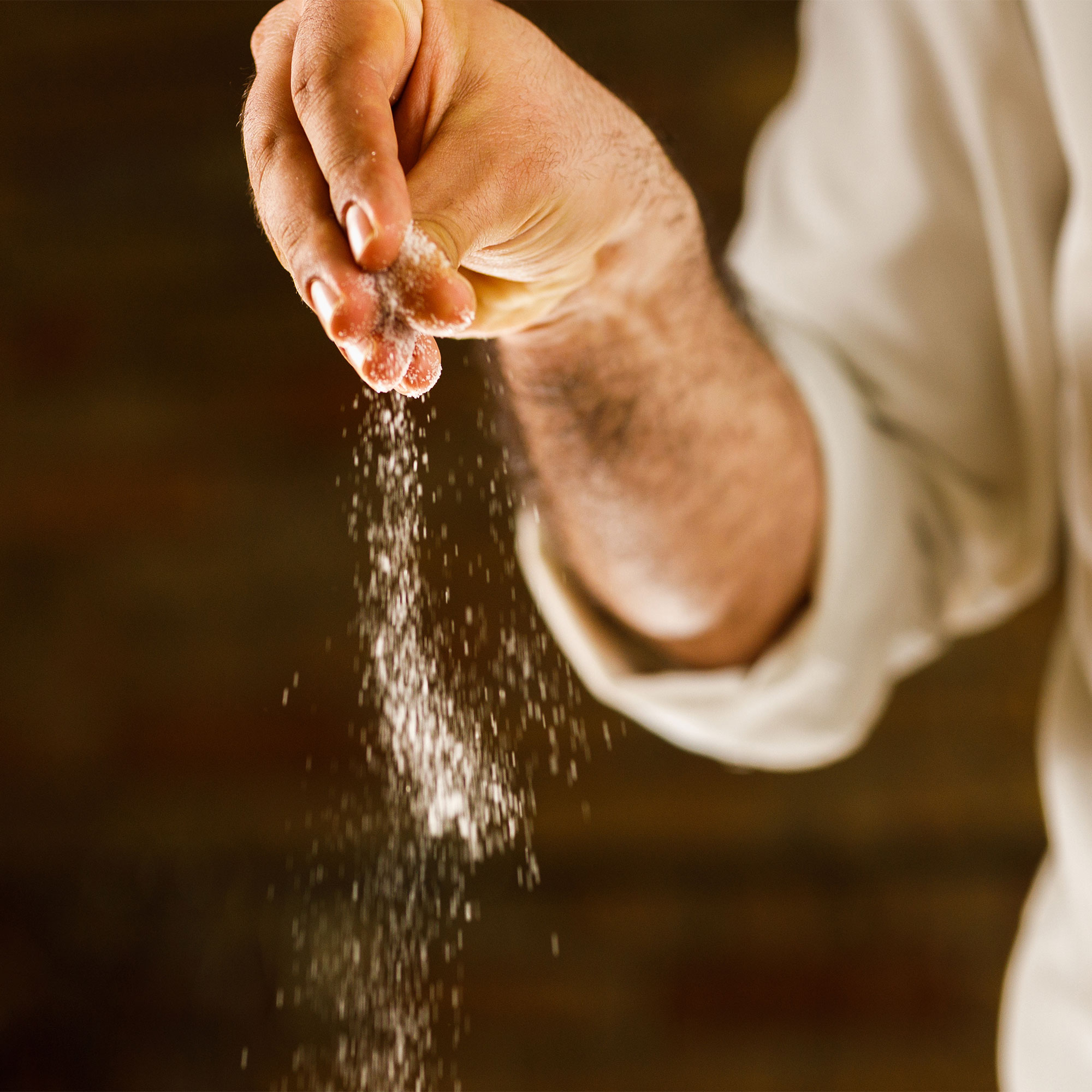 有人洒盐的特写镜头