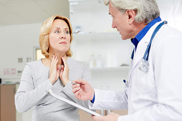 女人向医生解释她肿胀的仙女淋巴结。