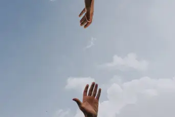 手在天空中互相伸出