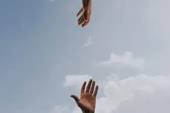 双手伸向彼此穿越天空
