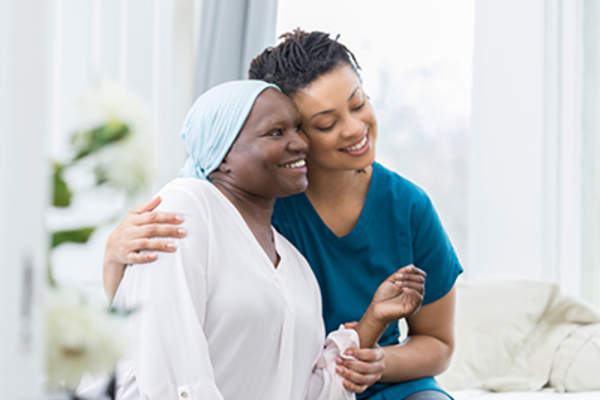 护士安慰女性癌症患者。