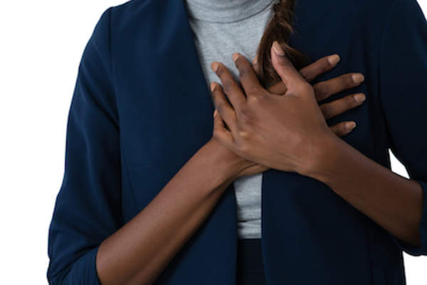 胸口灼痛的女人,抱着胸口。