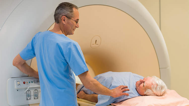 一位老人正在接受核磁共振扫描。