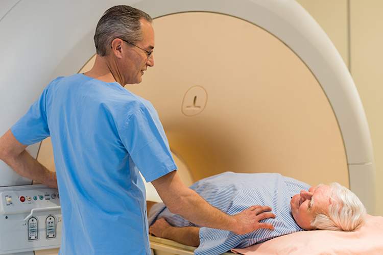 老人正在做核磁共振扫描。