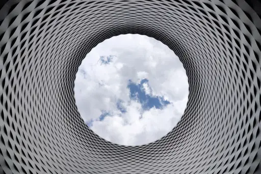 抽象的建筑，圆形的云和天空在中心